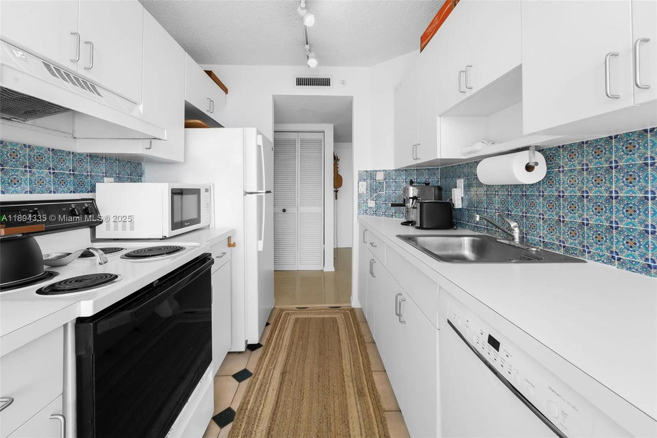 Real estate property located at 1688 West Ave #1004, Miami-dade, West Bay Plaza Condo, Miami Beach, FL