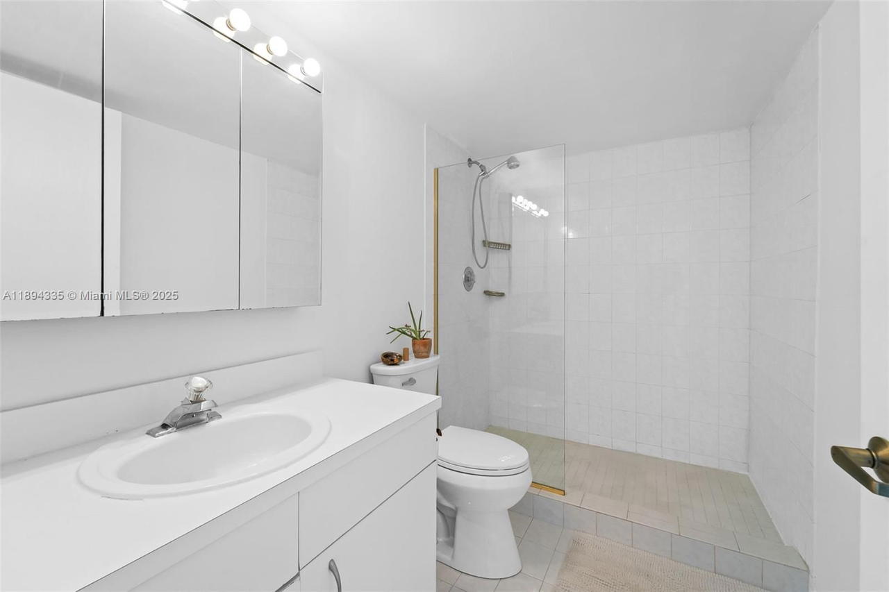 Real estate property located at 1688 West Ave #1004, Miami-dade, West Bay Plaza Condo, Miami Beach, FL