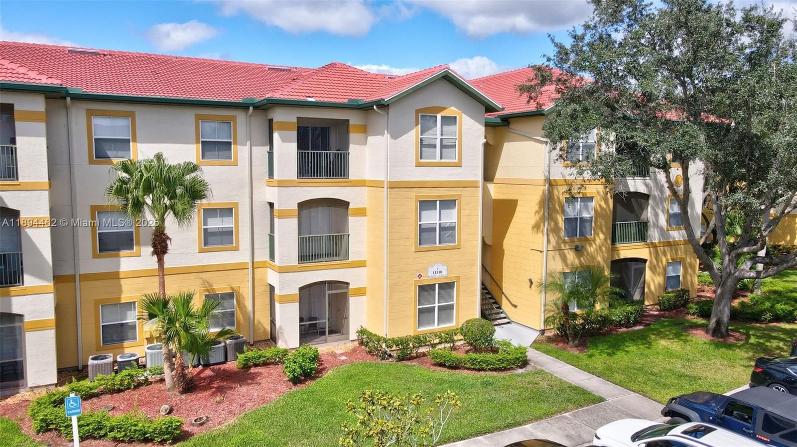 Real estate property located at 11510 Villa Grand #407, Lee, Royal Greens, Fort Myers, FL