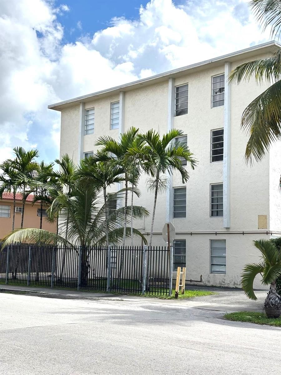 Real estate property located at 2138 6th St #201, Miami-dade, El Paraiso Condo, Miami, FL