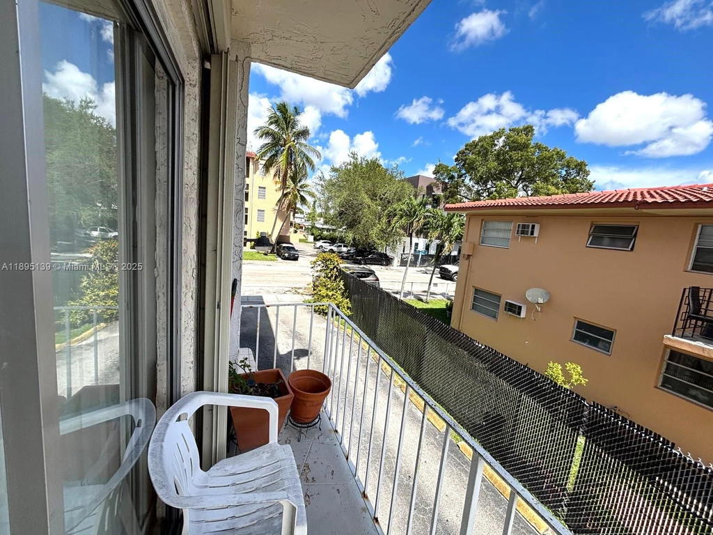 Real estate property located at 2138 6th St #201, Miami-dade, El Paraiso Condo, Miami, FL