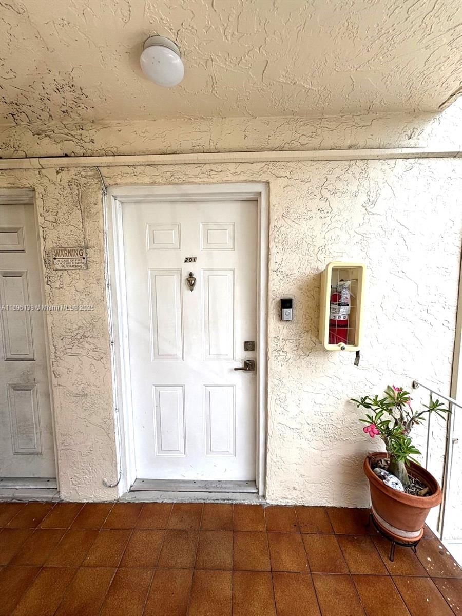 Real estate property located at 2138 6th St #201, Miami-dade, El Paraiso Condo, Miami, FL