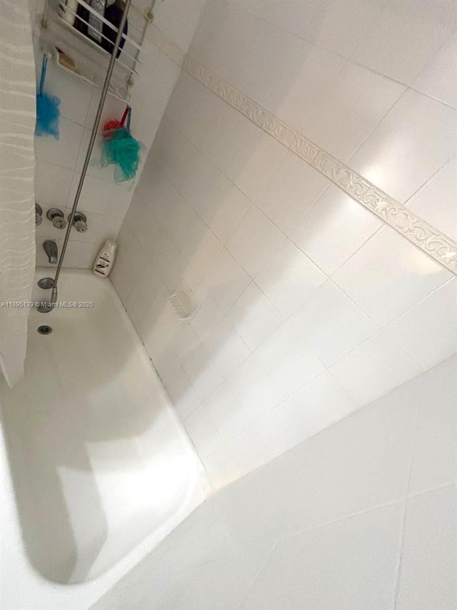 Real estate property located at 2138 6th St #201, Miami-dade, El Paraiso Condo, Miami, FL
