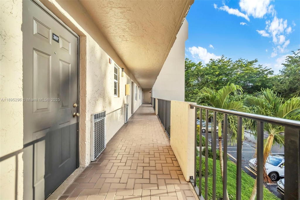 Real estate property located at 3300 Rolling Hills Cir #307, Broward, Rolling Hills Golf And, Davie, FL