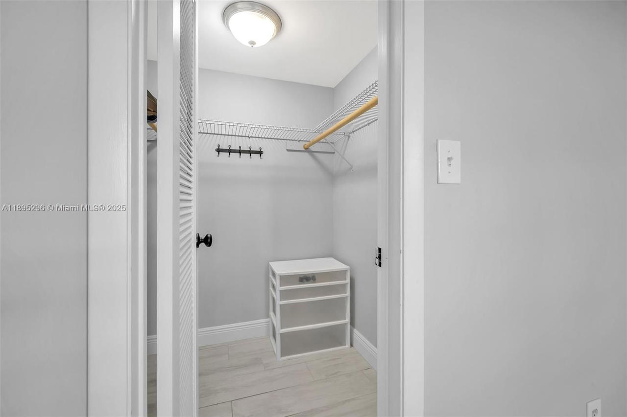 Real estate property located at 3300 Rolling Hills Cir #307, Broward, Rolling Hills Golf And, Davie, FL