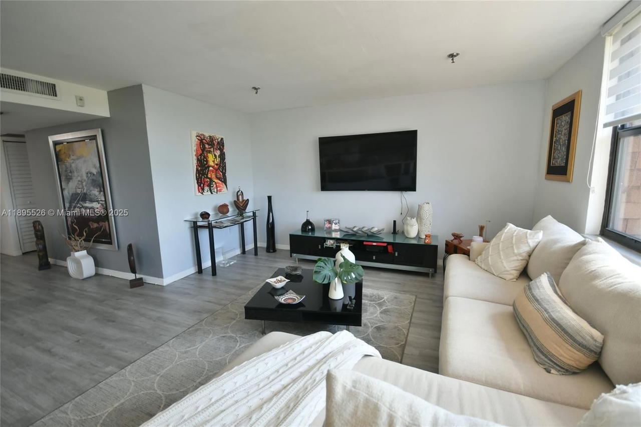 Real estate property located at 671 195th St #416-E, Miami-dade, Cedar Glenn Condo Apts Ea, Miami, FL