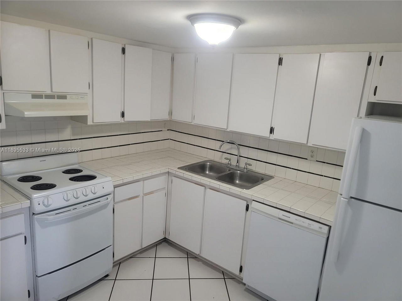 Real estate property located at 2600 Collins Ave #509, Miami-dade, Lake Beach Club Condo, Miami Beach, FL