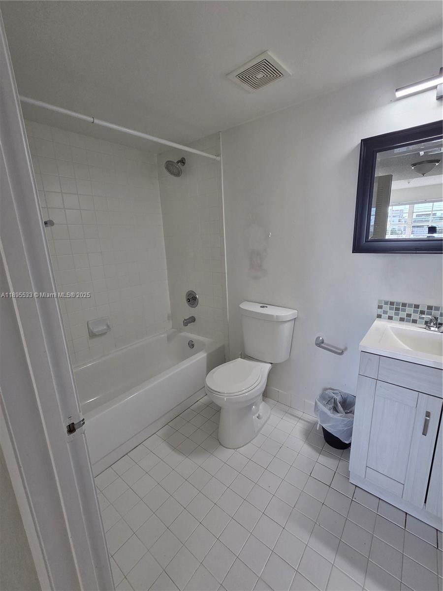 Real estate property located at 2600 Collins Ave #509, Miami-dade, Lake Beach Club Condo, Miami Beach, FL