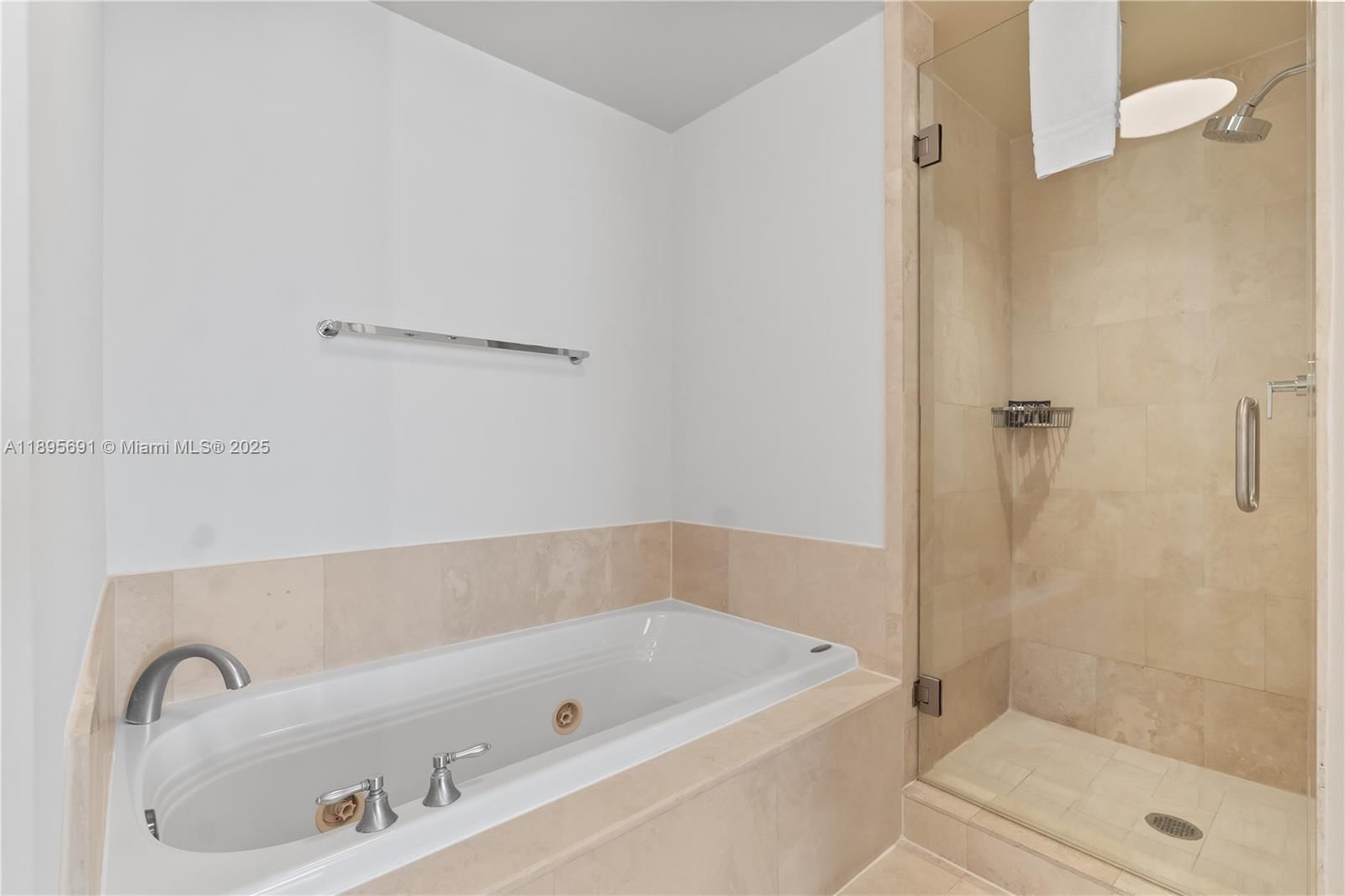 Real estate property located at 4401 Collins Ave #2011, Miami-dade, Fontainebleau Ii Condo, Miami Beach, FL