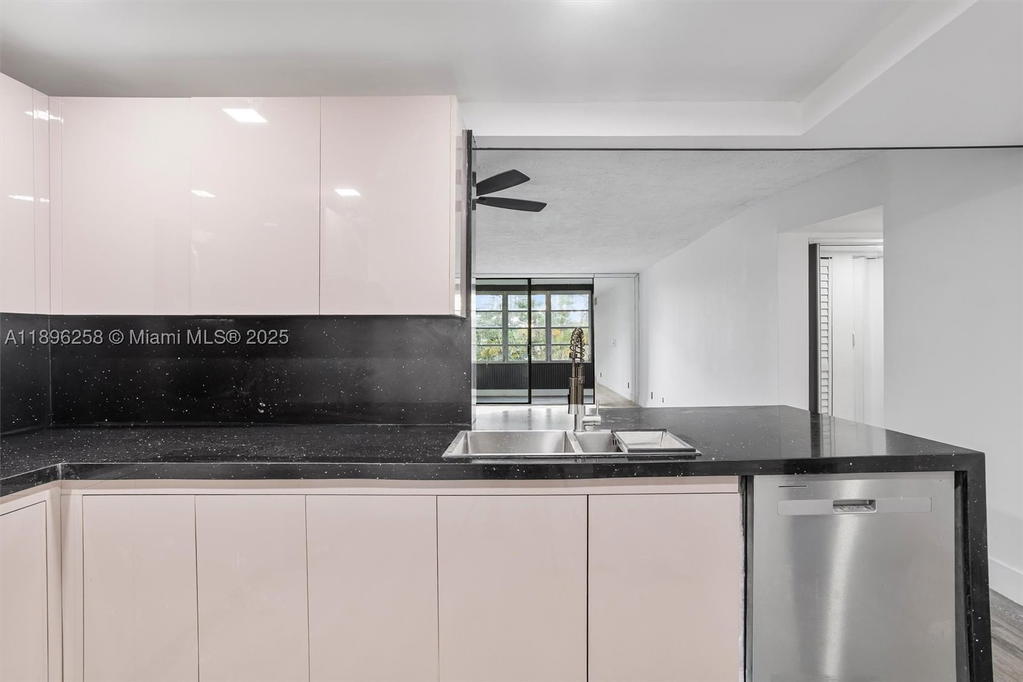 Real estate property located at 2861 Somerset Dr #203, Broward, Somerset No Six Condo, Lauderdale Lakes, FL