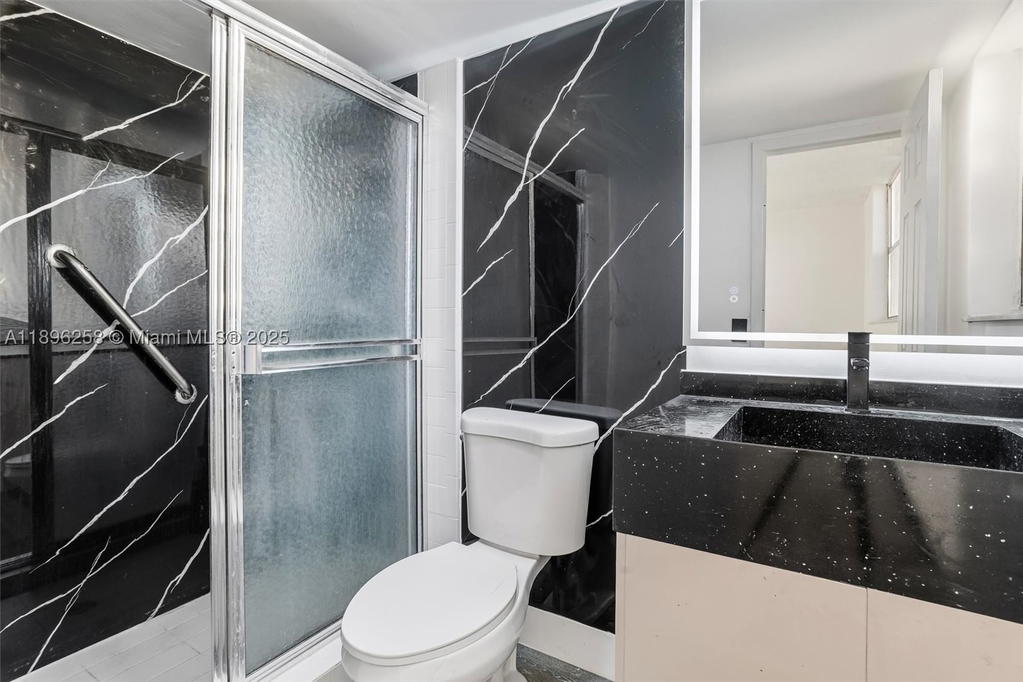 Real estate property located at 2861 Somerset Dr #203, Broward, Somerset No Six Condo, Lauderdale Lakes, FL