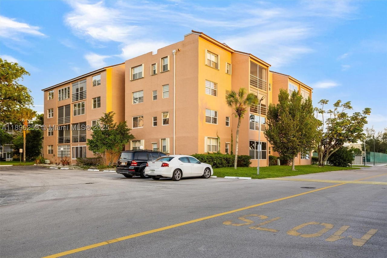 Real estate property located at 2861 Somerset Dr #203, Broward, Somerset No Six Condo, Lauderdale Lakes, FL
