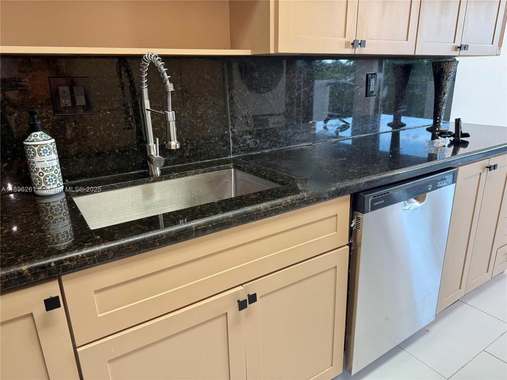 Real estate property located at 5900 127th Ave #3406, Miami-dade, Miller Gardens Condo, Miami, FL