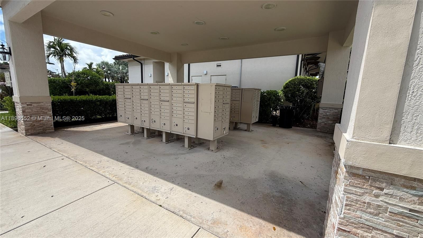 Real estate property located at 11381 248th Ln, Miami-dade, Coco Palm Villas, Homestead, FL