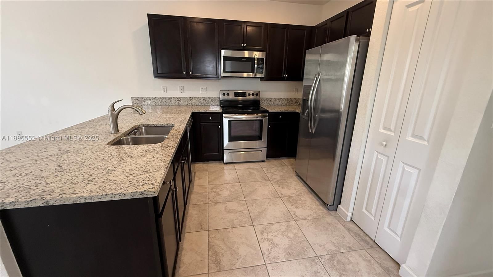 Real estate property located at 11381 248th Ln, Miami-dade, Coco Palm Villas, Homestead, FL