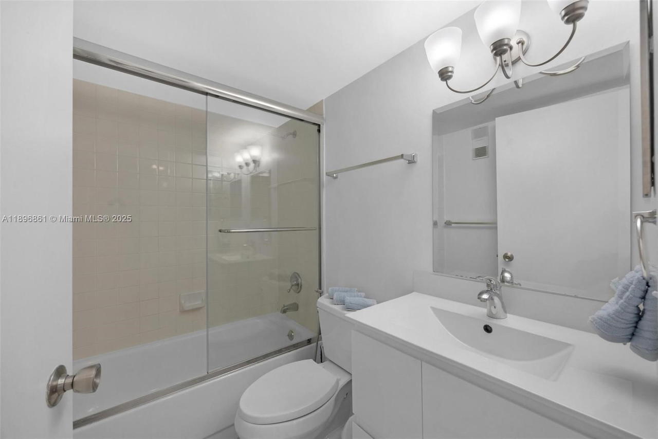 Real estate property located at 770 Claughton Island Dr #1712, Miami-dade, Isola Condo, Miami, FL