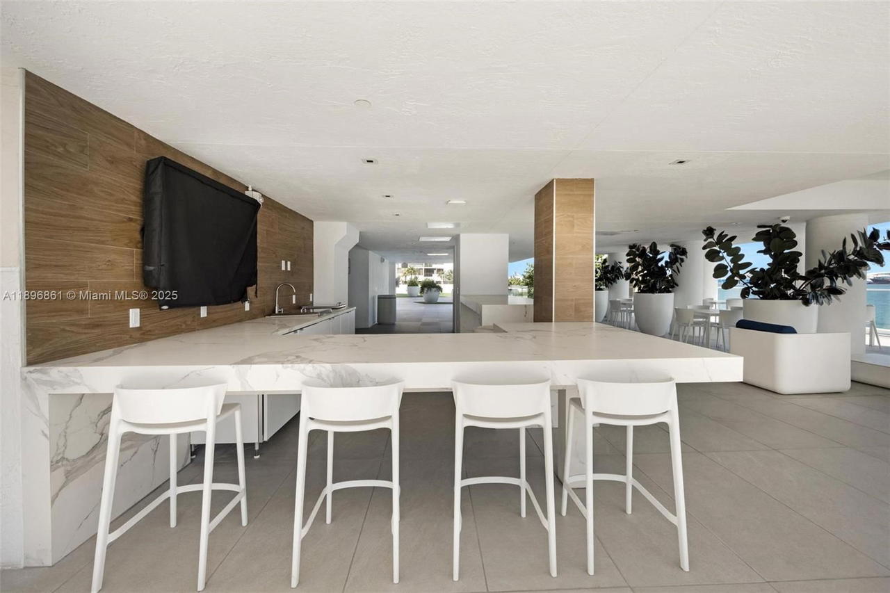 Real estate property located at 770 Claughton Island Dr #1712, Miami-dade, Isola Condo, Miami, FL