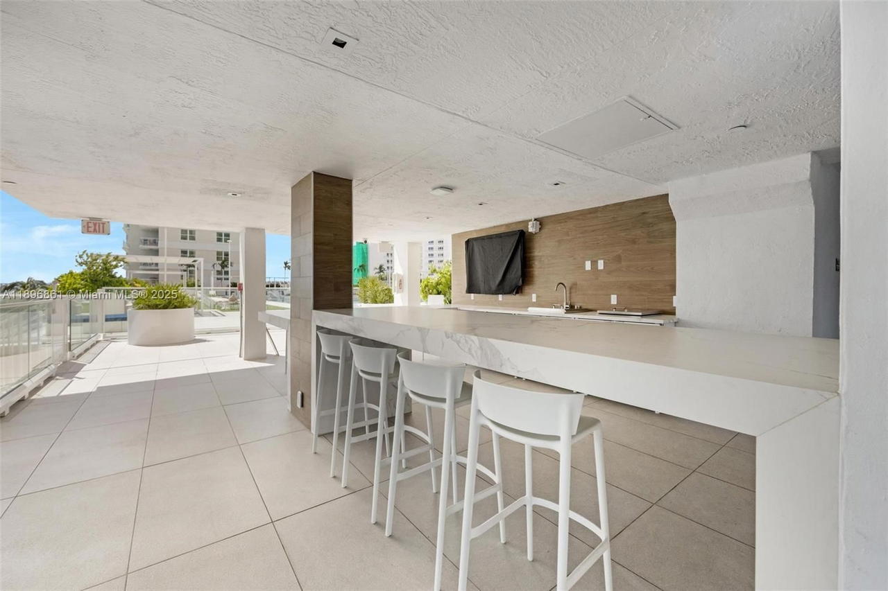 Real estate property located at 770 Claughton Island Dr #1712, Miami-dade, Isola Condo, Miami, FL
