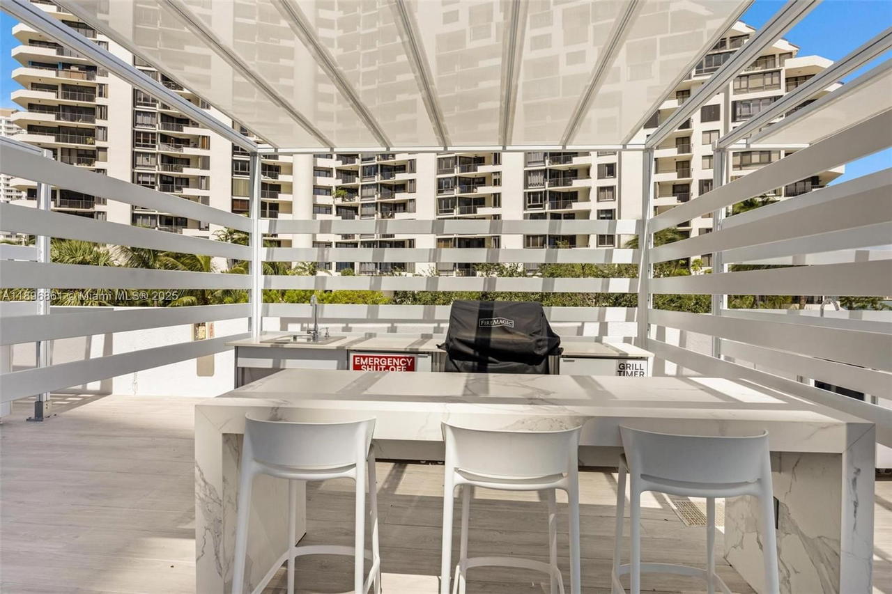 Real estate property located at 770 Claughton Island Dr #1712, Miami-dade, Isola Condo, Miami, FL