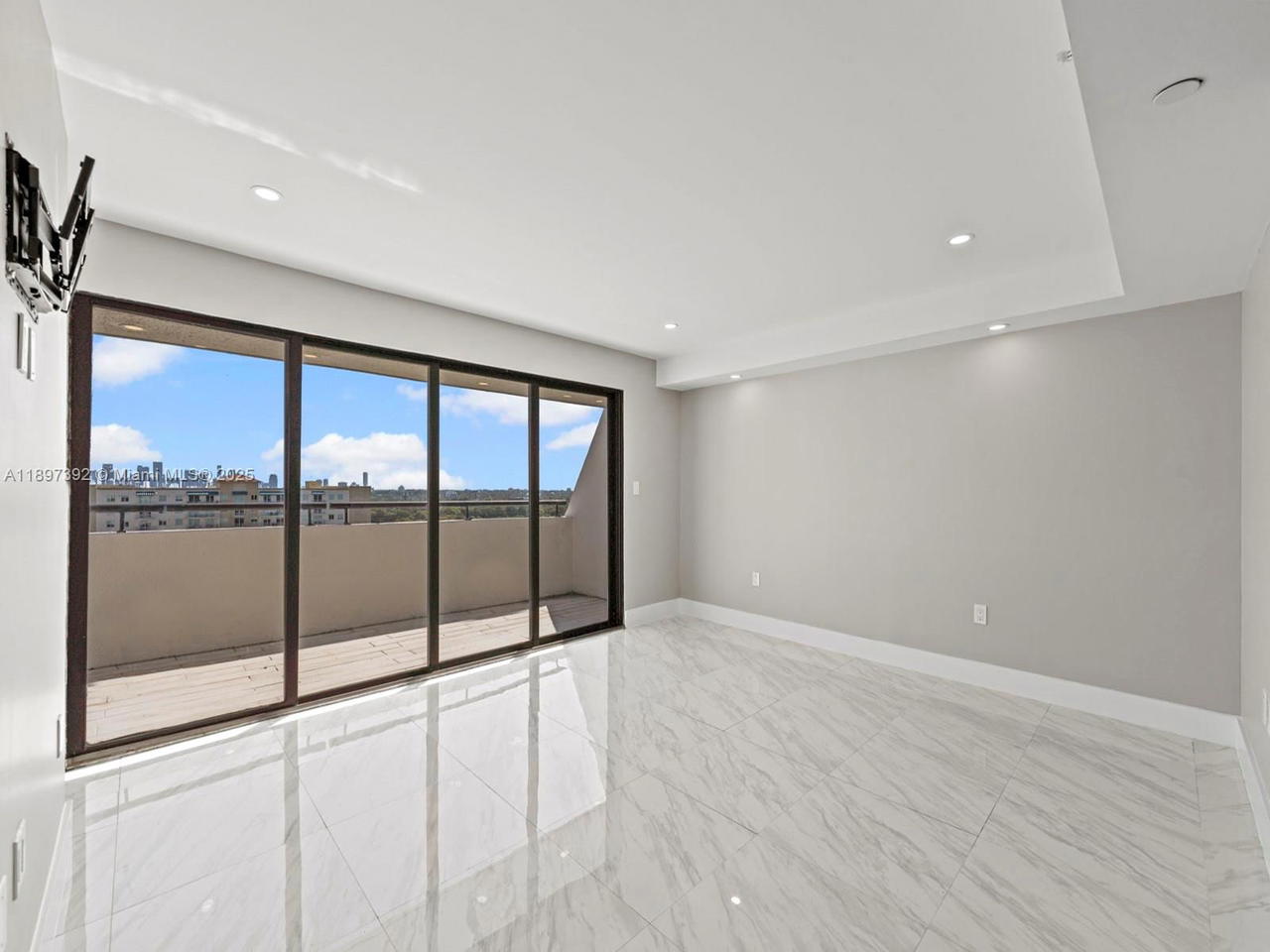 Real estate property located at 911 Ponce De Leon Blvd #1601, Miami-dade, Gables Park Tower Condo, Coral Gables, FL