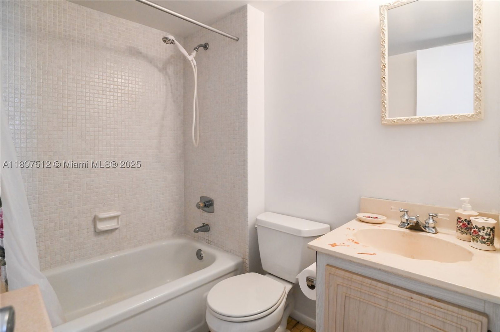Real estate property located at 110 Royal Park Dr #2H, Broward, Royal Park Condo, Oakland Park, FL