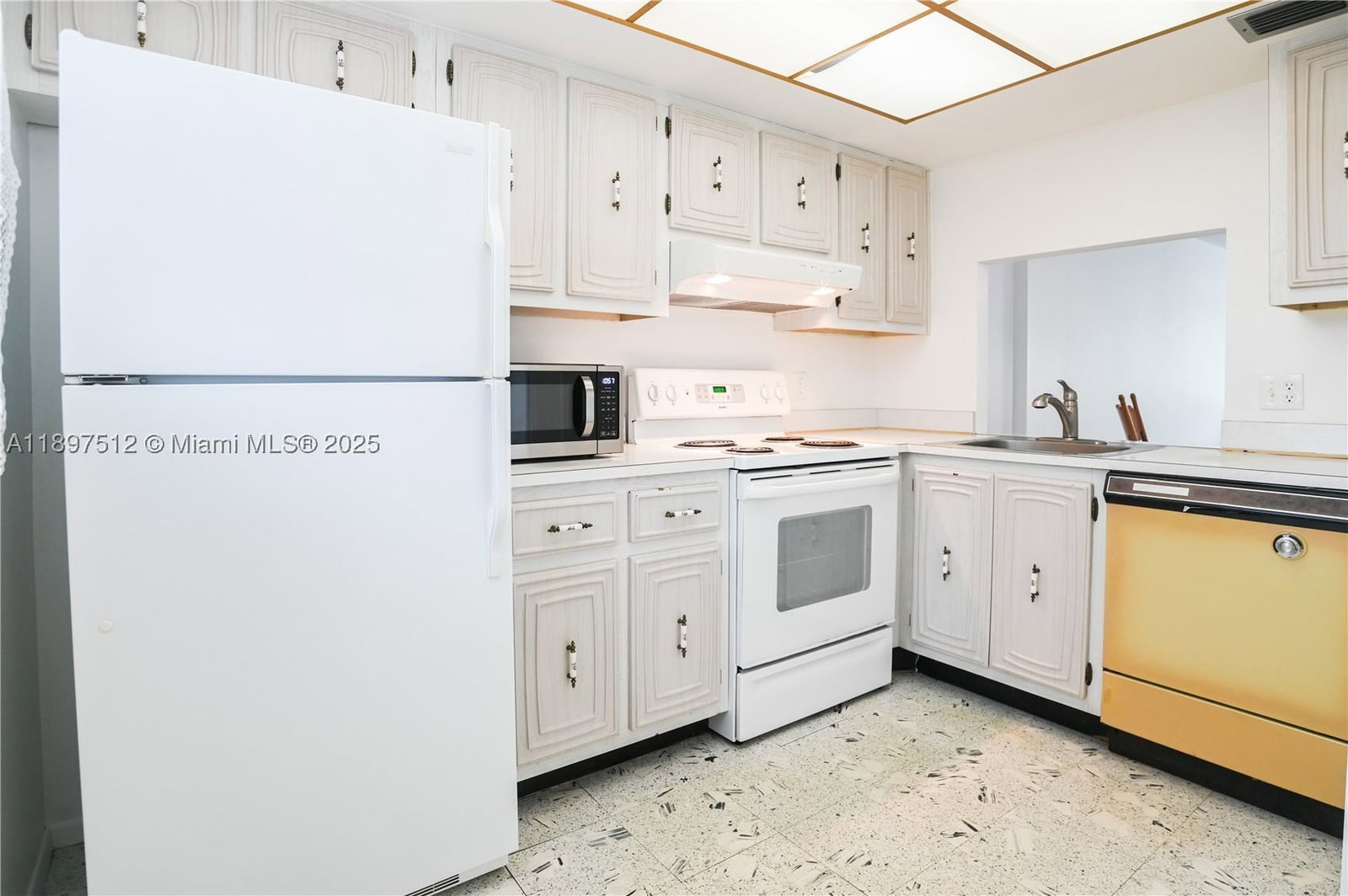 Real estate property located at 110 Royal Park Dr #2H, Broward, Royal Park Condo, Oakland Park, FL