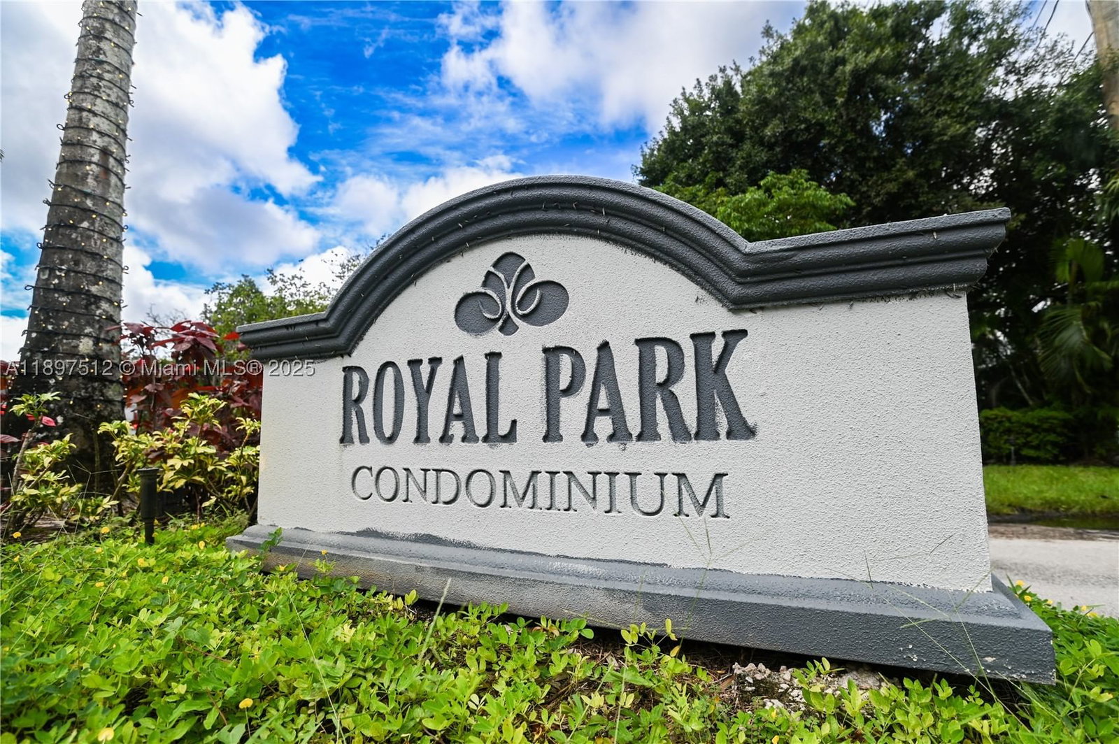 Real estate property located at 110 Royal Park Dr #2H, Broward, Royal Park Condo, Oakland Park, FL