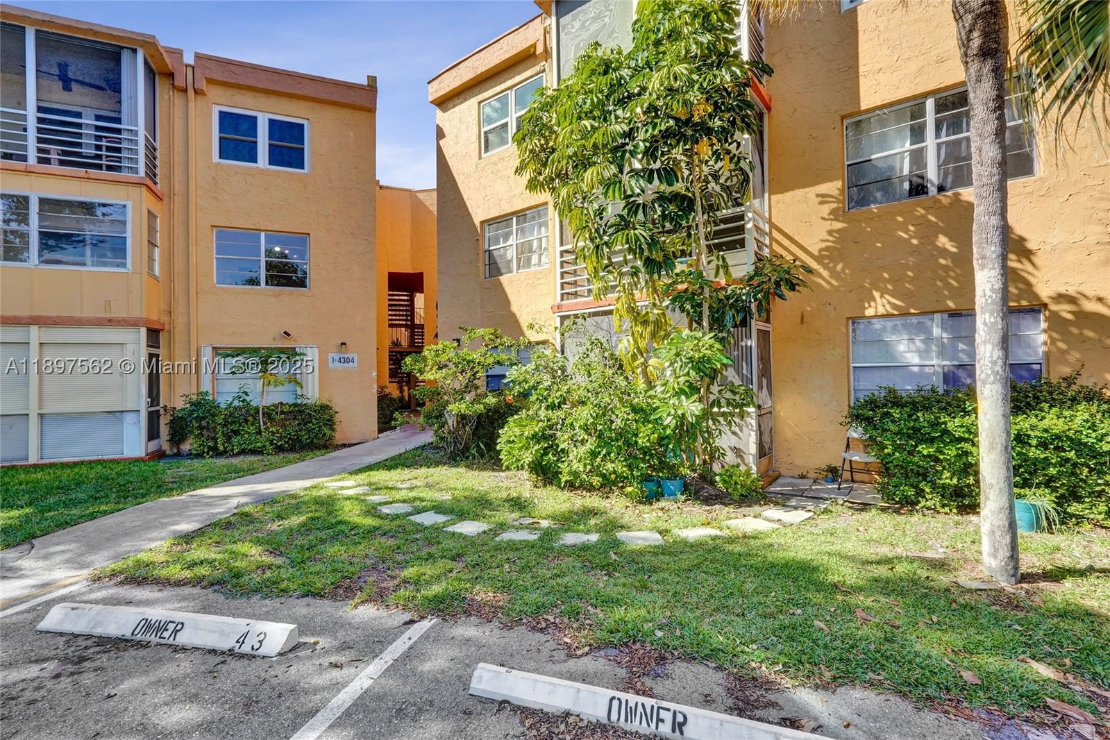 Real estate property located at 4314 9th Ave #3-3D, Broward, Heritage Circle Condo, Deerfield Beach, FL