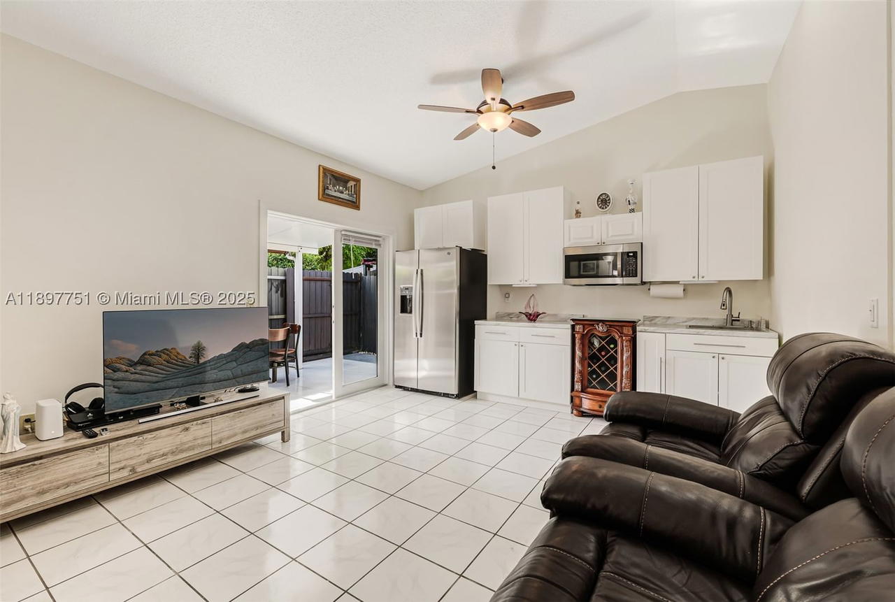 Real estate property located at 4216 138th Ct, Miami-dade, Bent Tree Sec 3, Miami, FL