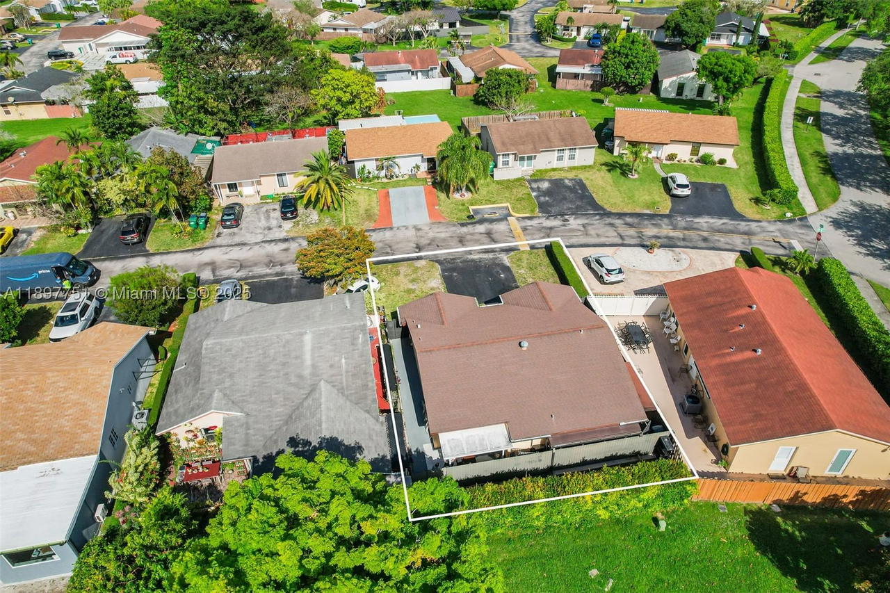 Real estate property located at 4216 138th Ct, Miami-dade, Bent Tree Sec 3, Miami, FL