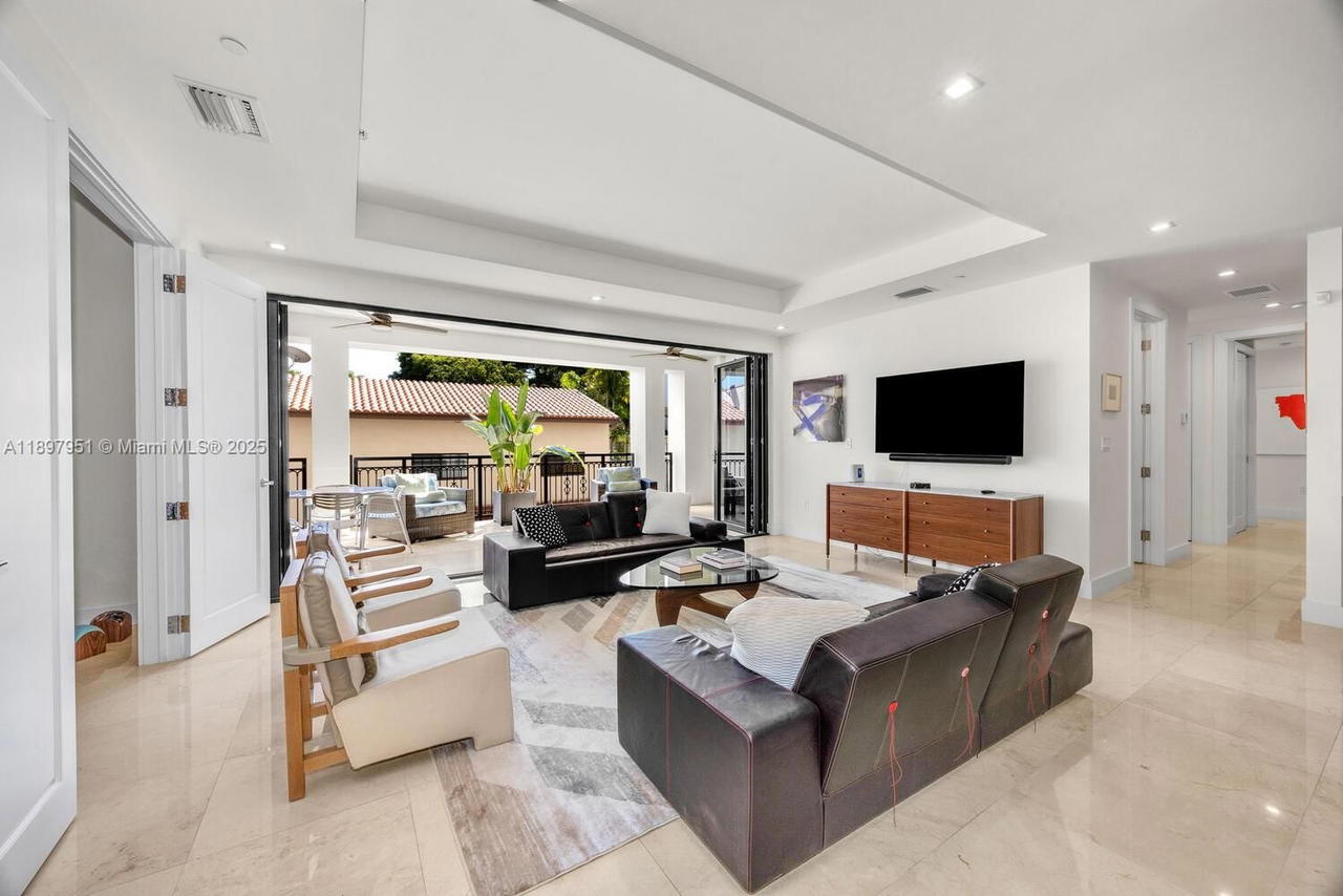 Real estate property located at 718 Valencia Ave #207, Miami-dade, Biltmore Parc Condo, Coral Gables, FL
