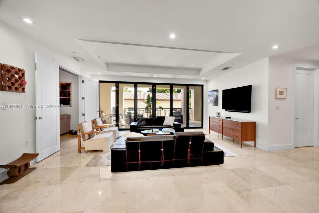 Real estate property located at 718 Valencia Ave #207, Miami-dade, Biltmore Parc Condo, Coral Gables, FL