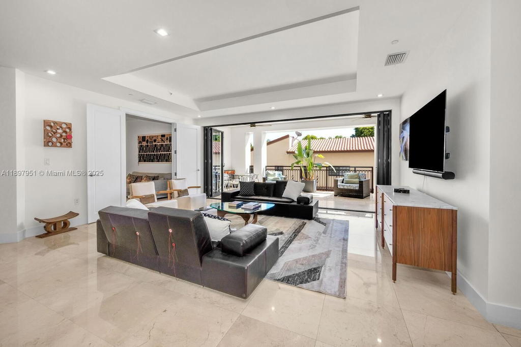 Real estate property located at 718 Valencia Ave #207, Miami-dade, Biltmore Parc Condo, Coral Gables, FL