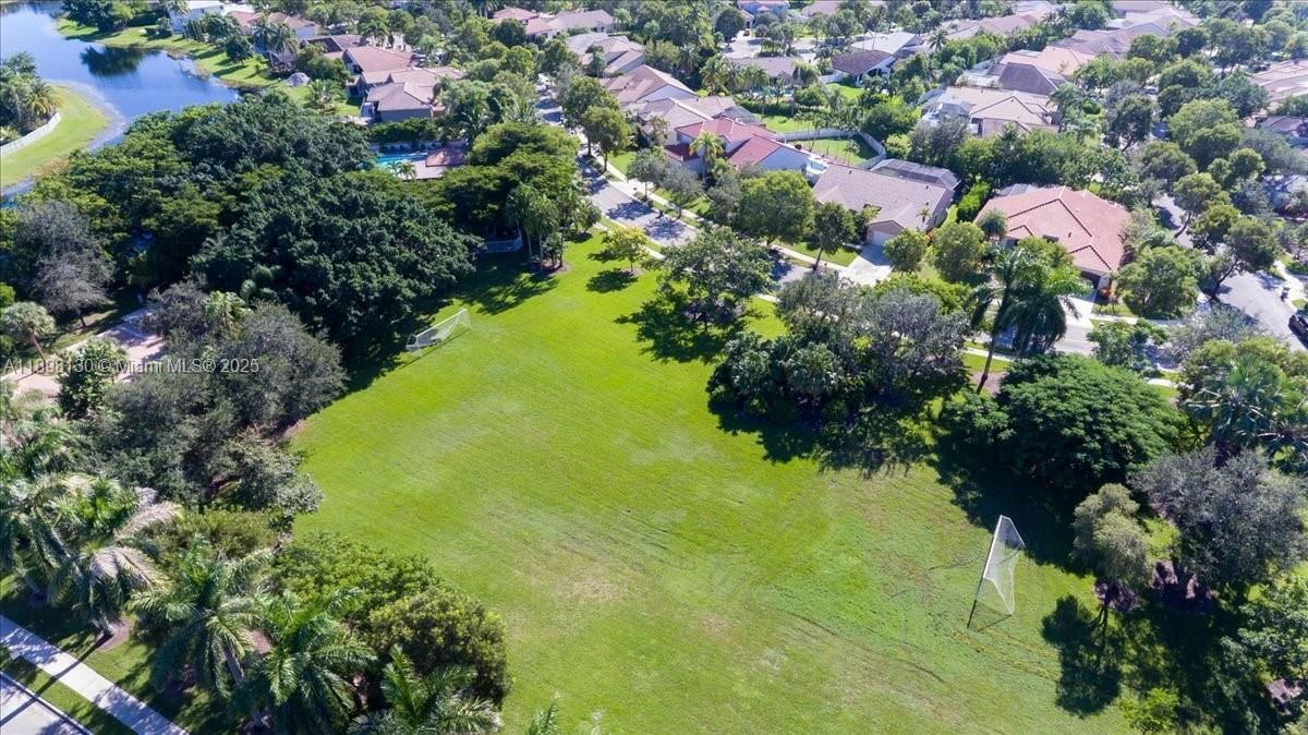 Real estate property located at 347 Fairmont Rd, Broward, Sector 4, Weston, FL