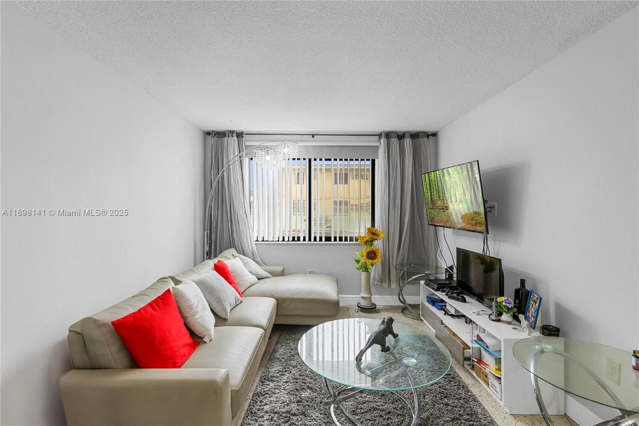 Real estate property located at 1530 2nd St #106, Miami-dade, Villa Del Sol Condo, Miami, FL