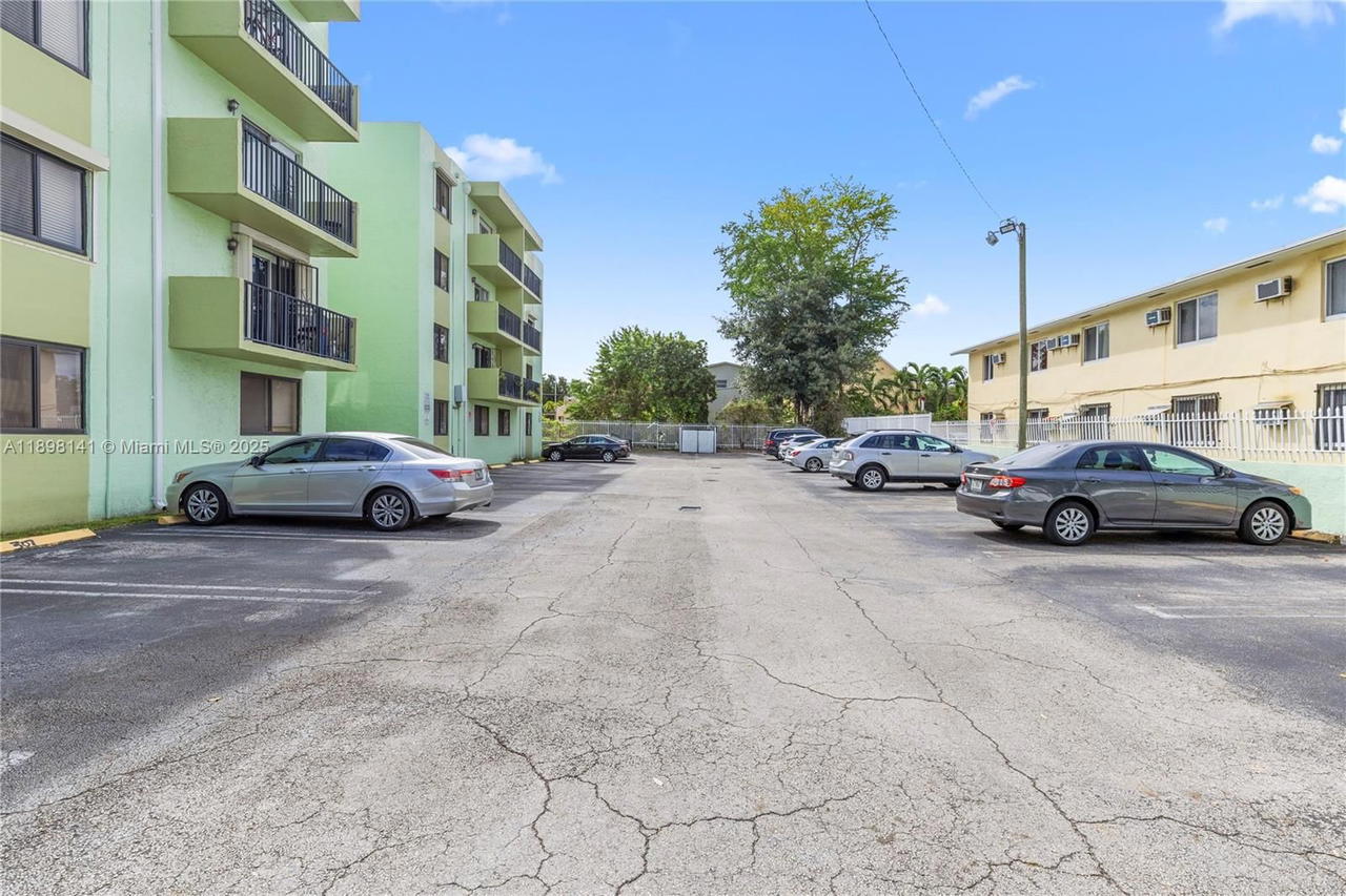 Real estate property located at 1530 2nd St #106, Miami-dade, Villa Del Sol Condo, Miami, FL
