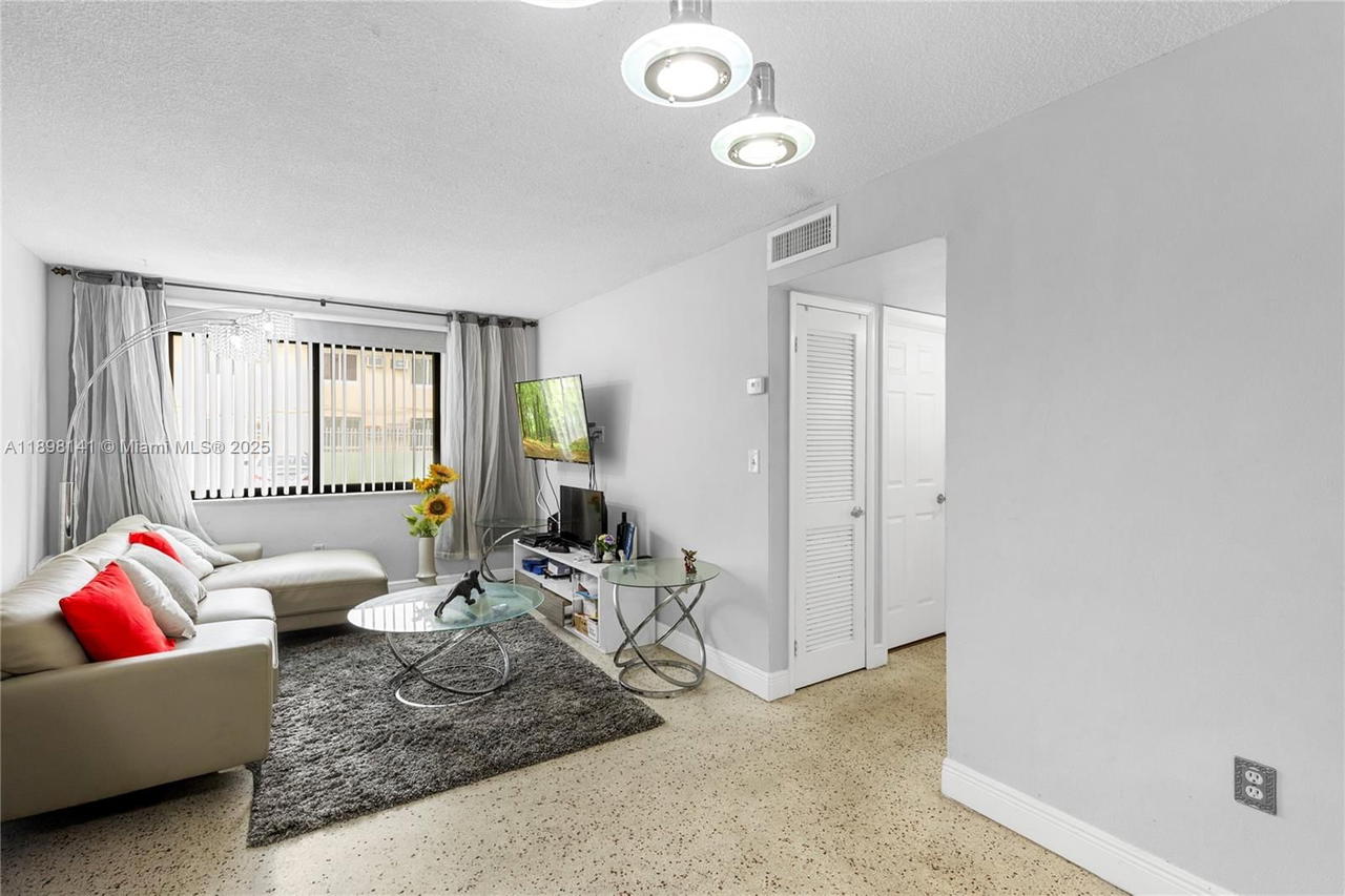 Real estate property located at 1530 2nd St #106, Miami-dade, Villa Del Sol Condo, Miami, FL