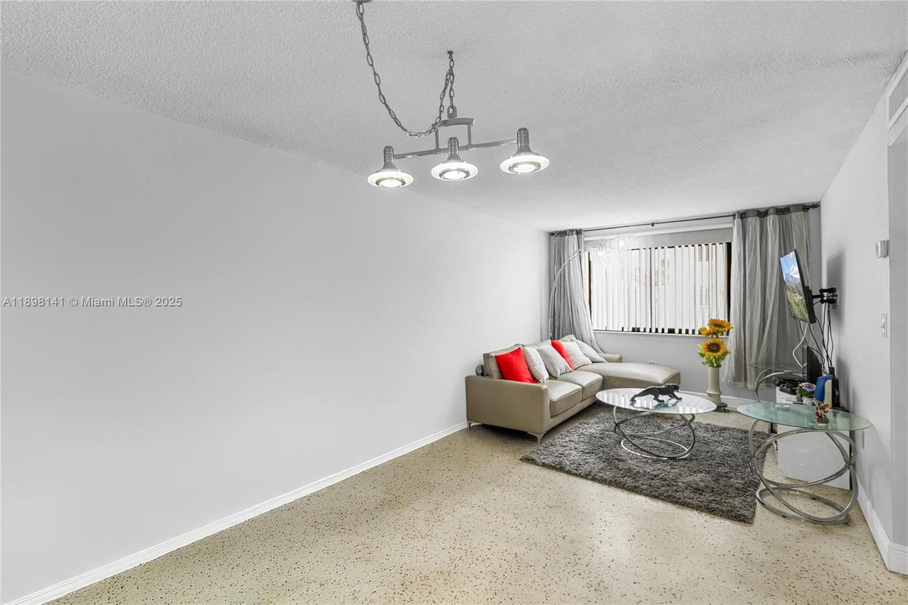 Real estate property located at 1530 2nd St #106, Miami-dade, Villa Del Sol Condo, Miami, FL
