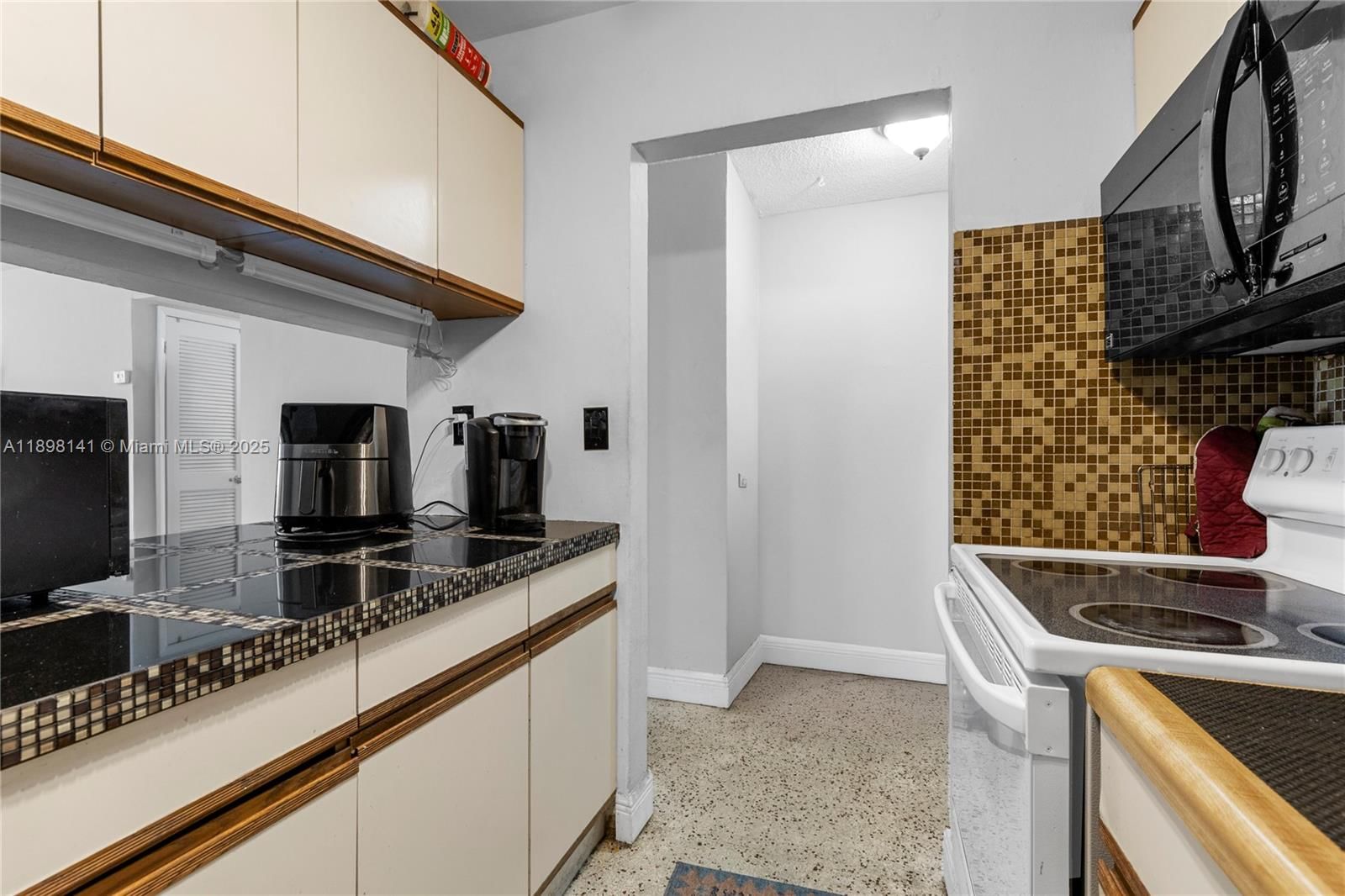 Real estate property located at 1530 2nd St #106, Miami-dade, Villa Del Sol Condo, Miami, FL