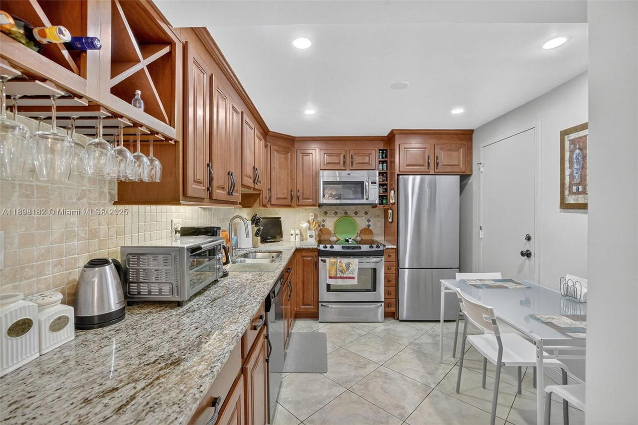 Real estate property located at 1833 Ocean Dr #1004, Broward, Plaza Towers North Condo, Hallandale Beach, FL