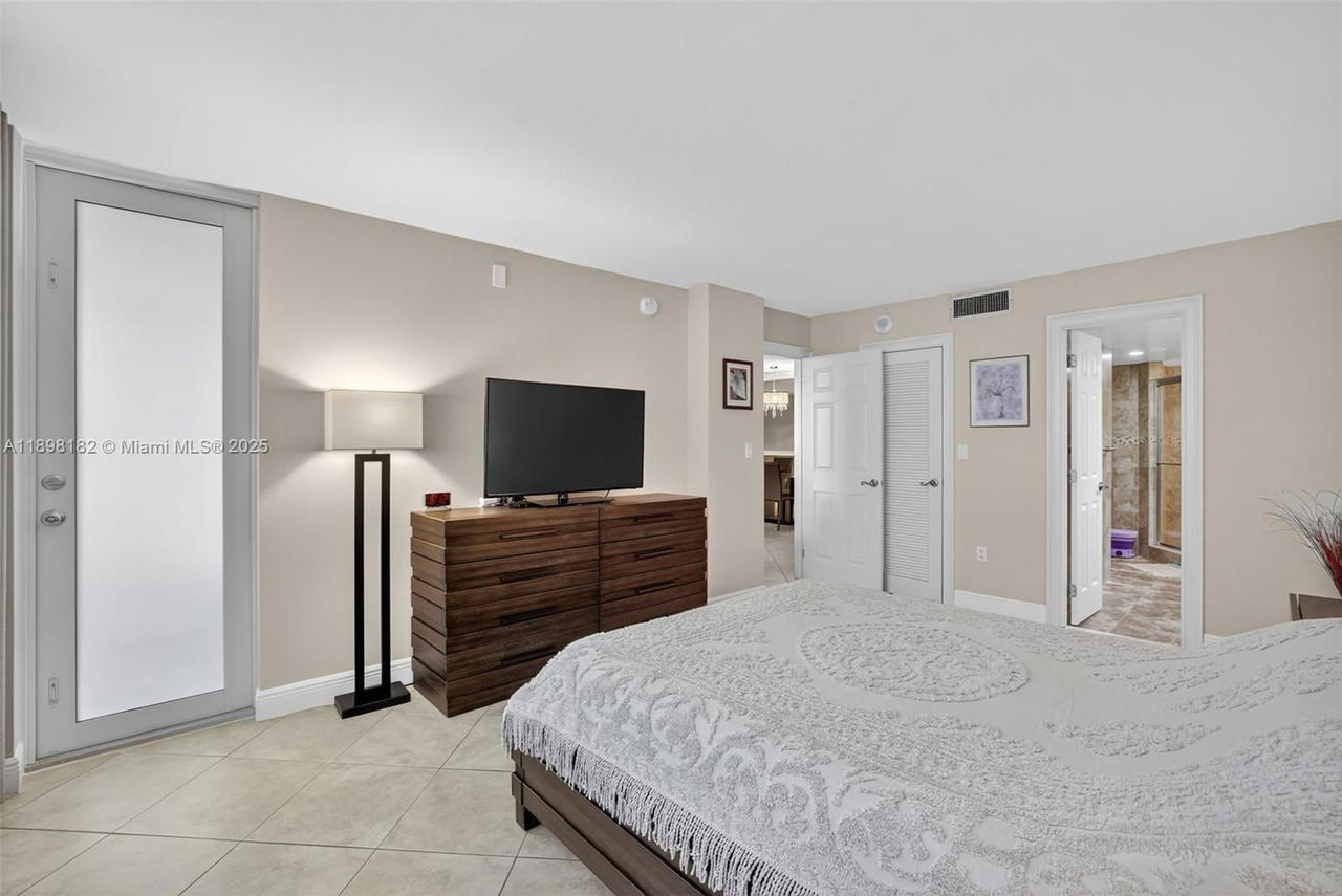 Real estate property located at 1833 Ocean Dr #1004, Broward, Plaza Towers North Condo, Hallandale Beach, FL