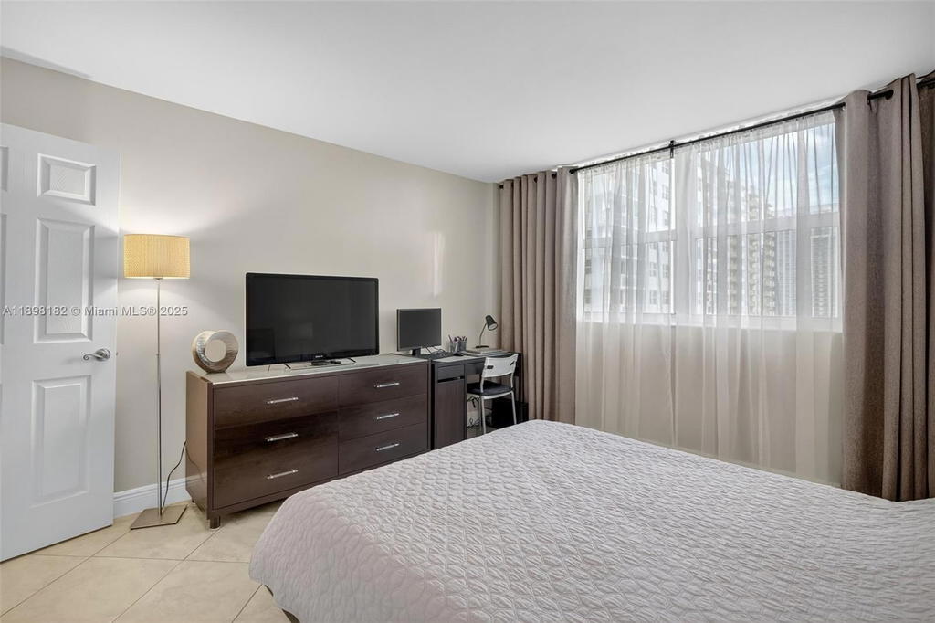 Real estate property located at 1833 Ocean Dr #1004, Broward, Plaza Towers North Condo, Hallandale Beach, FL