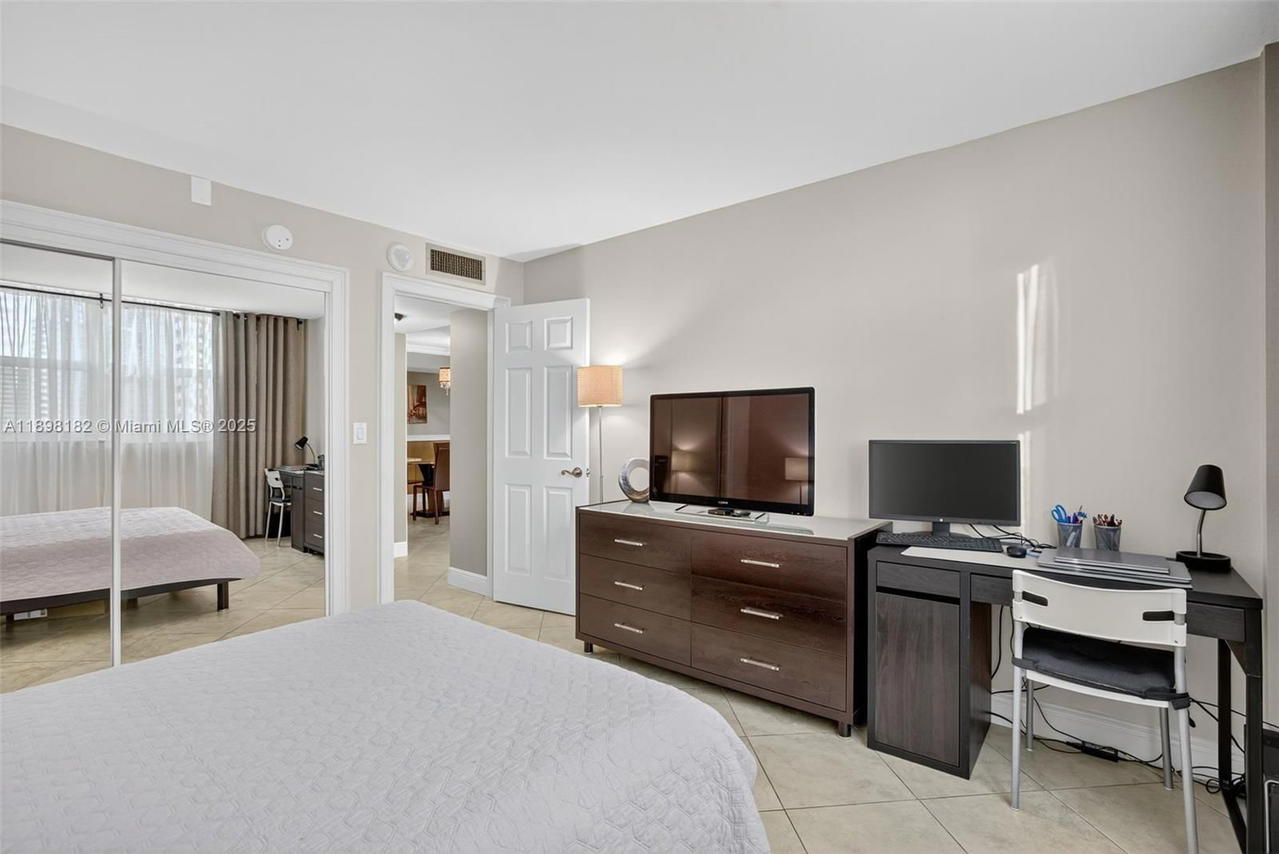 Real estate property located at 1833 Ocean Dr #1004, Broward, Plaza Towers North Condo, Hallandale Beach, FL