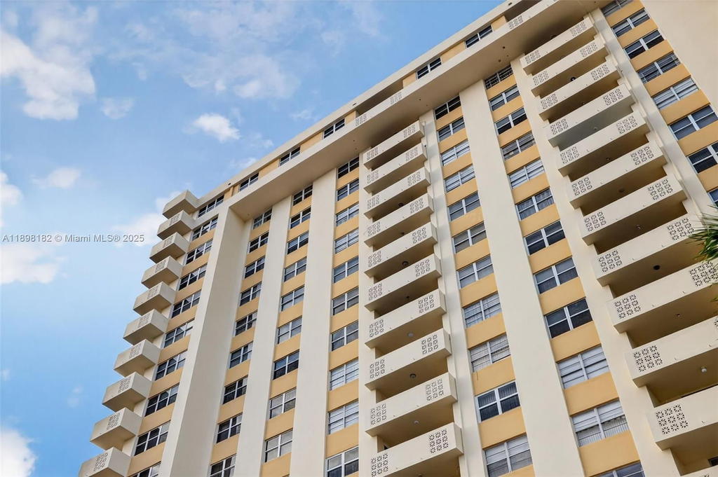 Real estate property located at 1833 Ocean Dr #1004, Broward, Plaza Towers North Condo, Hallandale Beach, FL