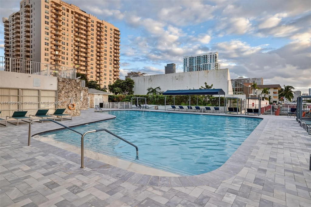 Real estate property located at 1833 Ocean Dr #1004, Broward, Plaza Towers North Condo, Hallandale Beach, FL