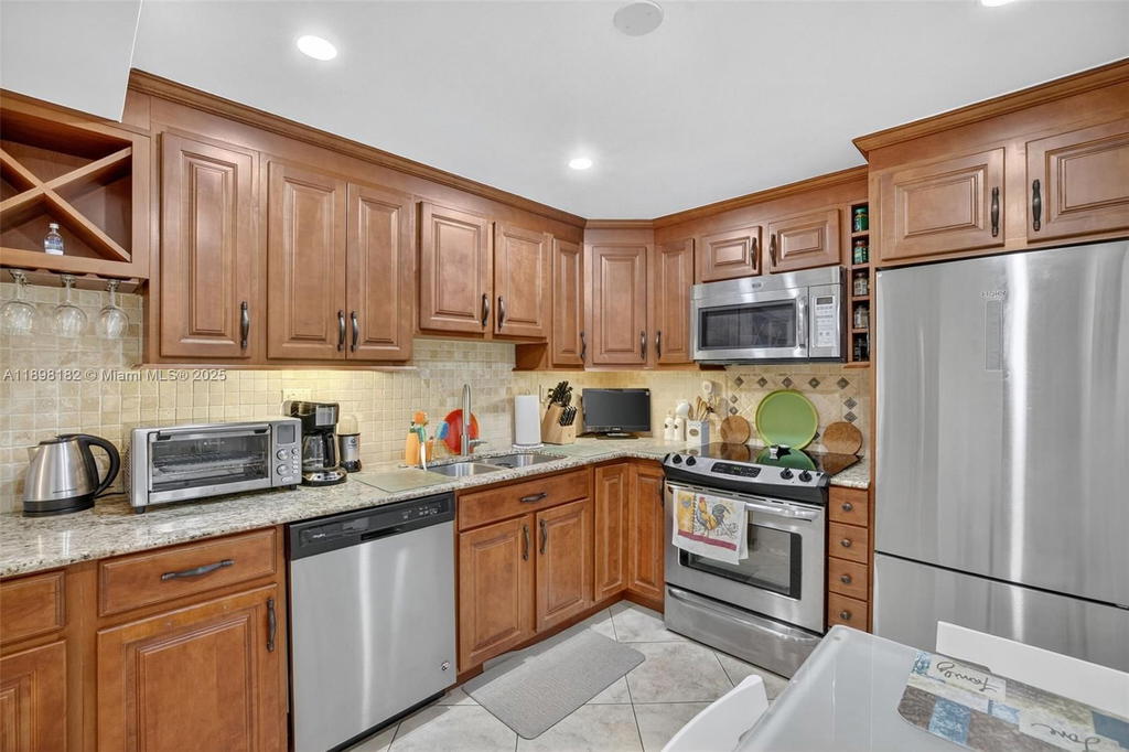 Real estate property located at 1833 Ocean Dr #1004, Broward, Plaza Towers North Condo, Hallandale Beach, FL