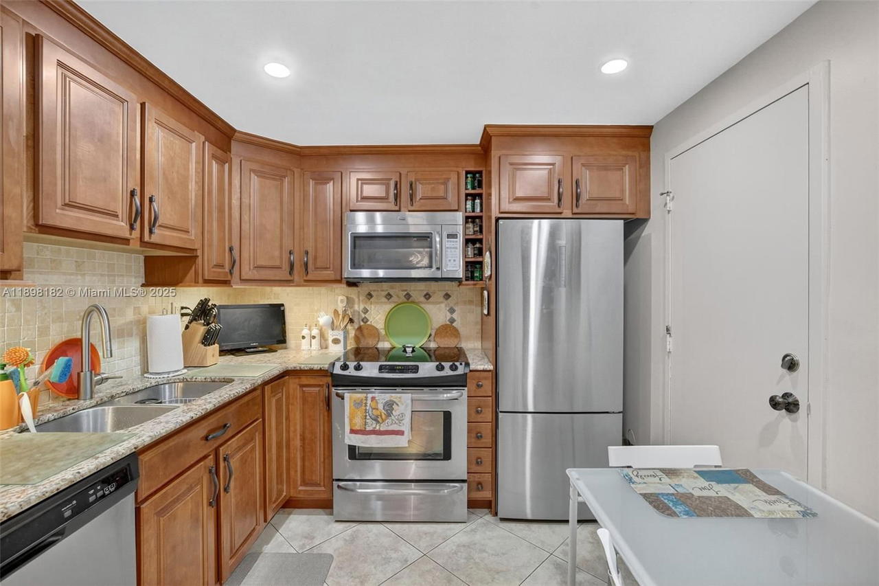 Real estate property located at 1833 Ocean Dr #1004, Broward, Plaza Towers North Condo, Hallandale Beach, FL