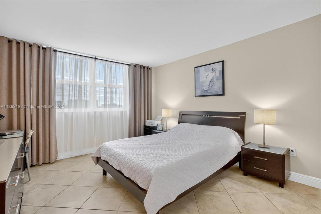 Real estate property located at 1833 Ocean Dr #1004, Broward, Plaza Towers North Condo, Hallandale Beach, FL
