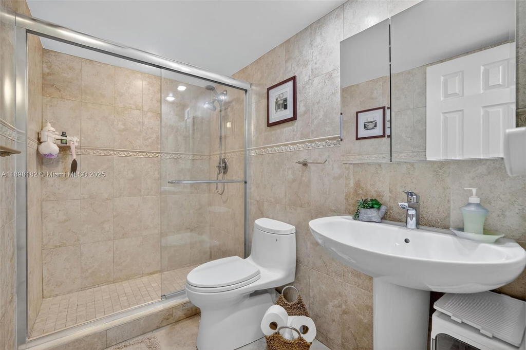 Real estate property located at 1833 Ocean Dr #1004, Broward, Plaza Towers North Condo, Hallandale Beach, FL