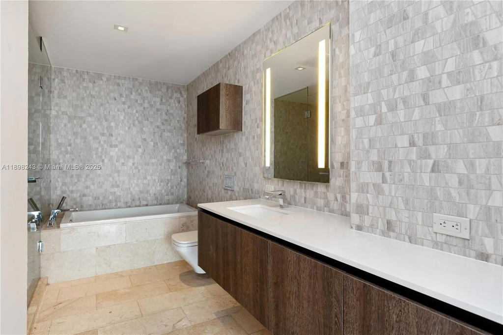 Real estate property located at 68 6th St #3906, Miami-dade, Reach Condo, Miami, FL
